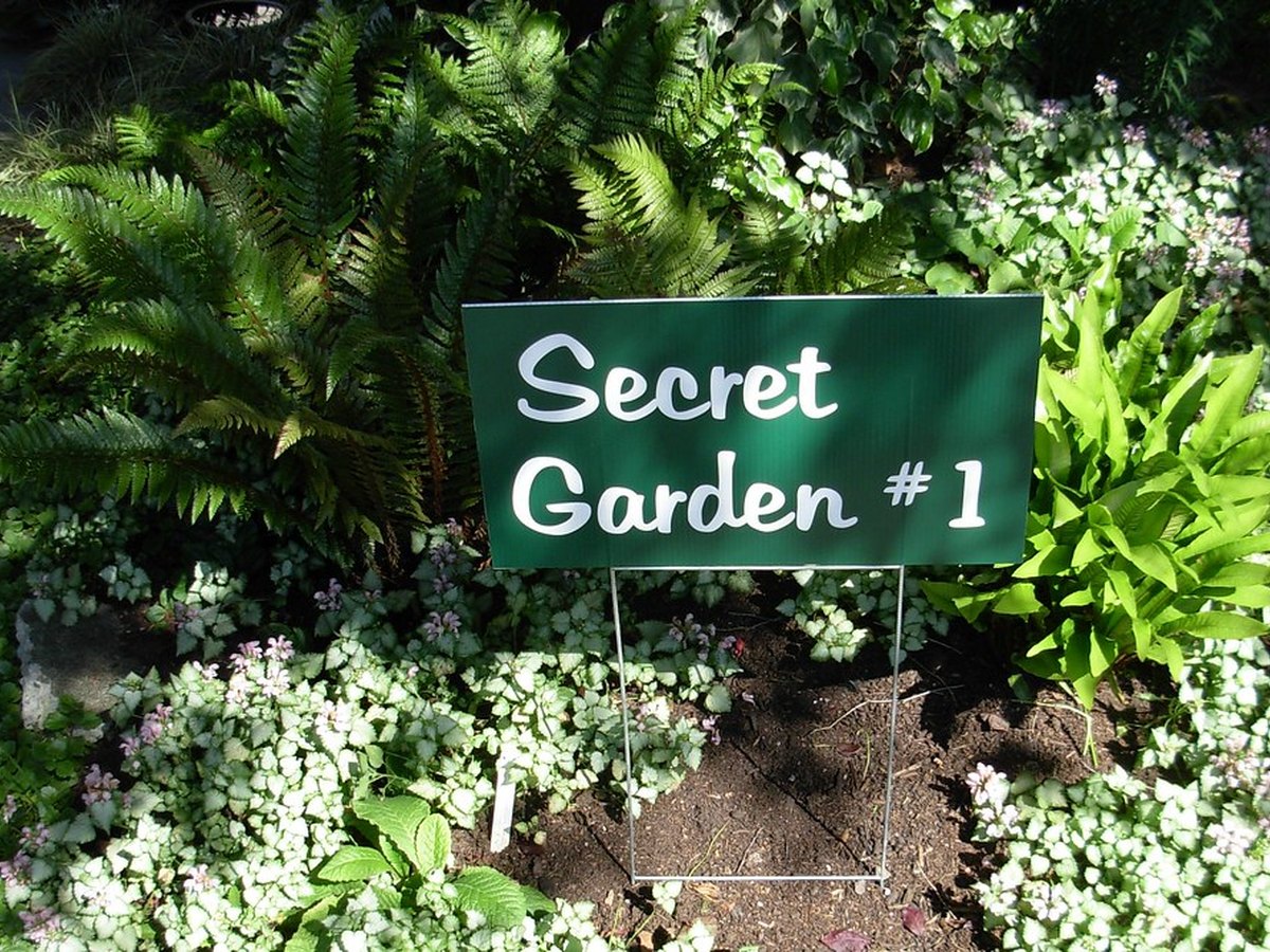 Terrassierter Garten an einem Hang mit Natursteinmauern und Bepflanzung