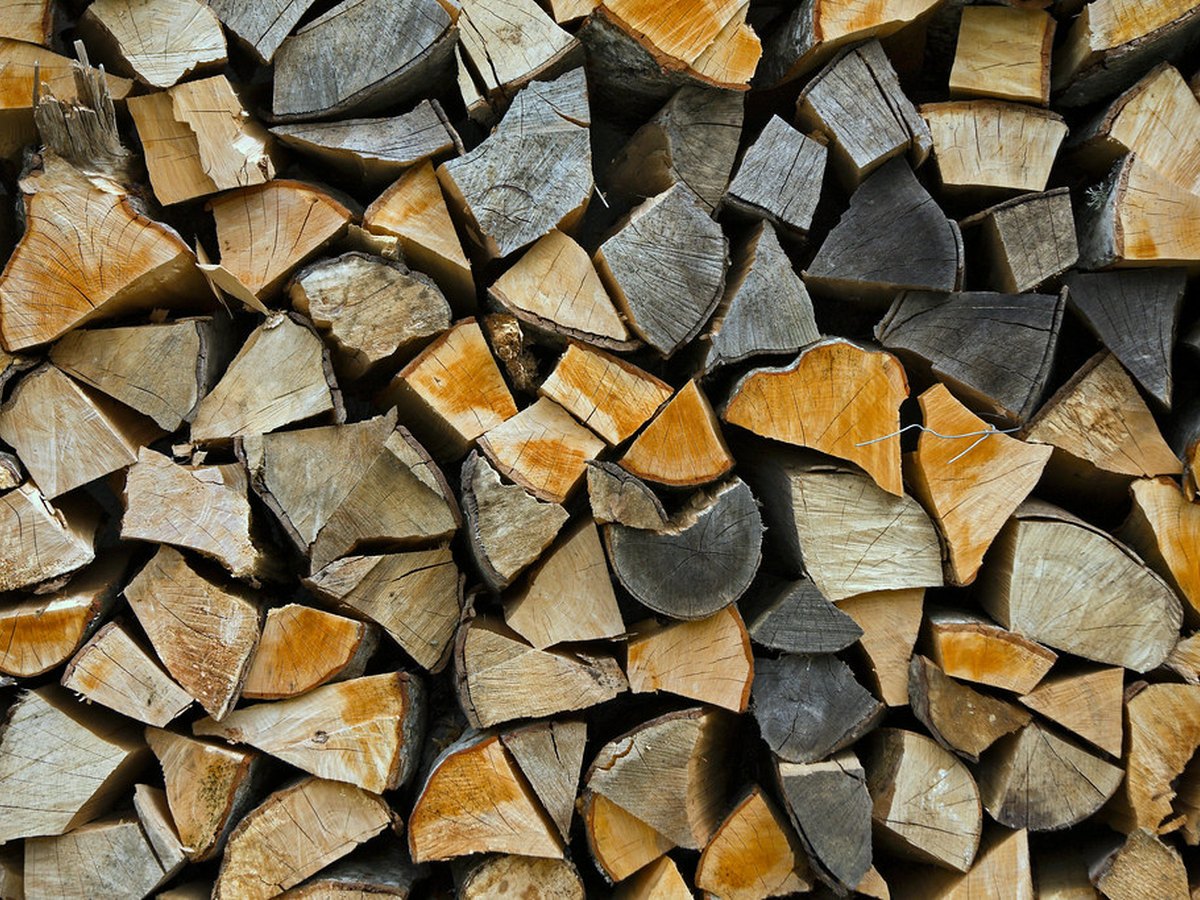 Aufgestapeltes Scheitholz